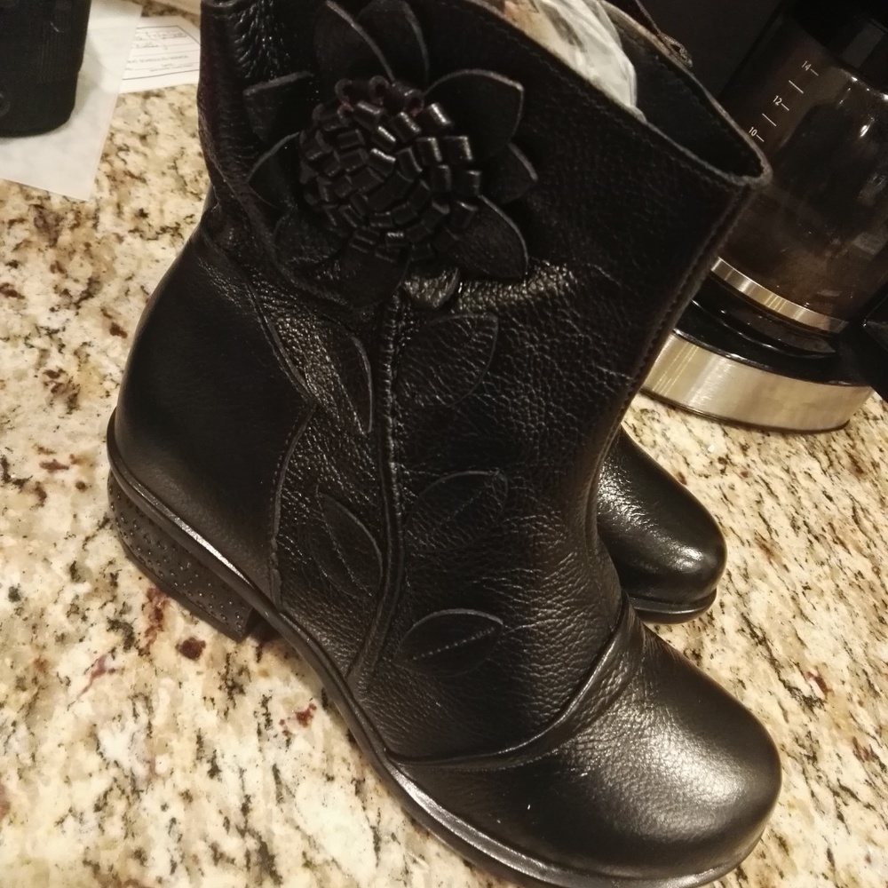 Flower detail boots black NEW size 8!